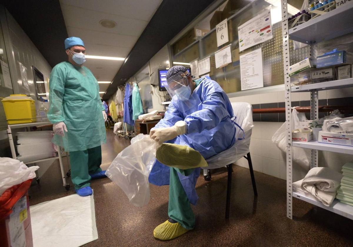 Sanitarios se equipan contra la covid en La Arrixaca en una imagen de archivo.