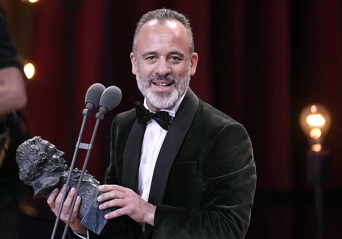 Javier Gutiérrez sujeta la estatuilla del Goya a Mejor Actor Protagonista por 'El Autor', en una imagen de archivo.