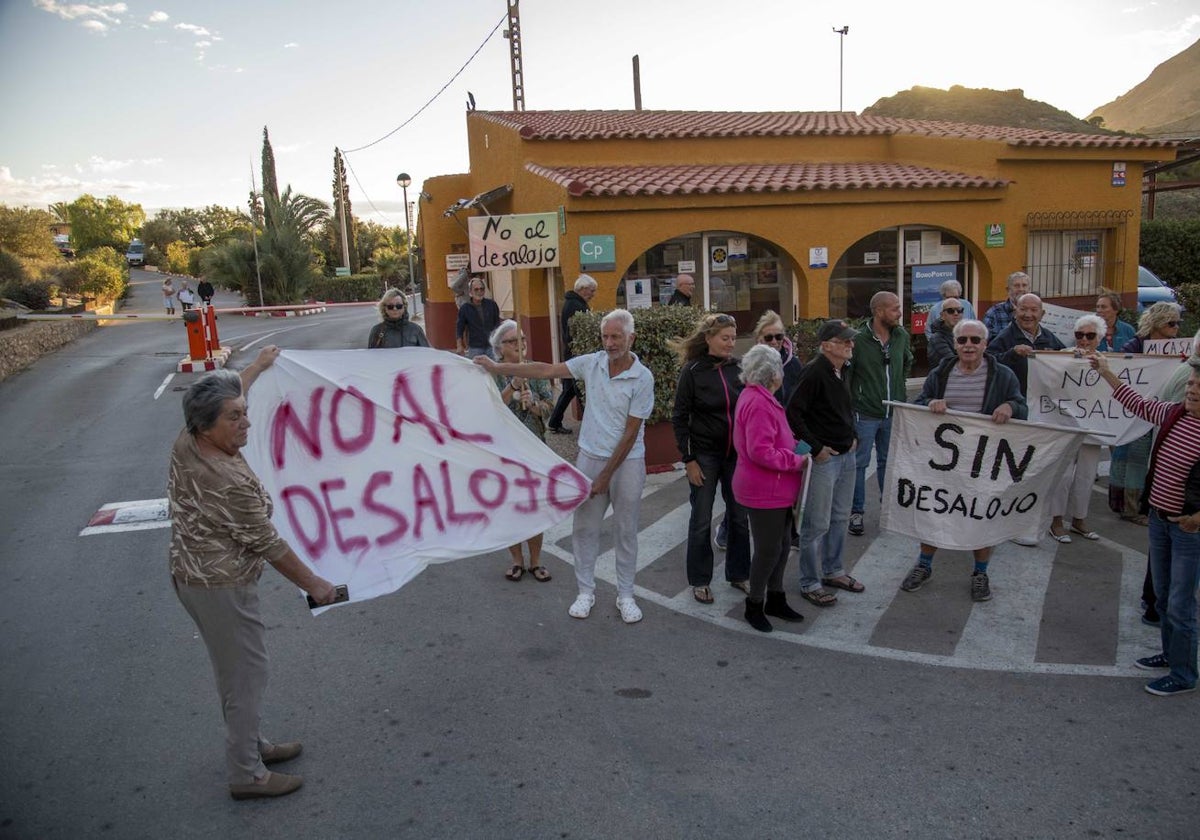 Inquilinos del camping, con pancartas, en una protesta de este martes.