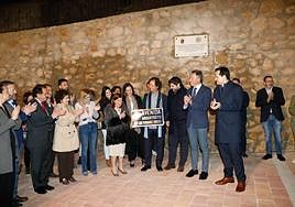 Un hijo de Fernández Romero sostiene la placa rodeado de familiares del arquitecto y autoridades.