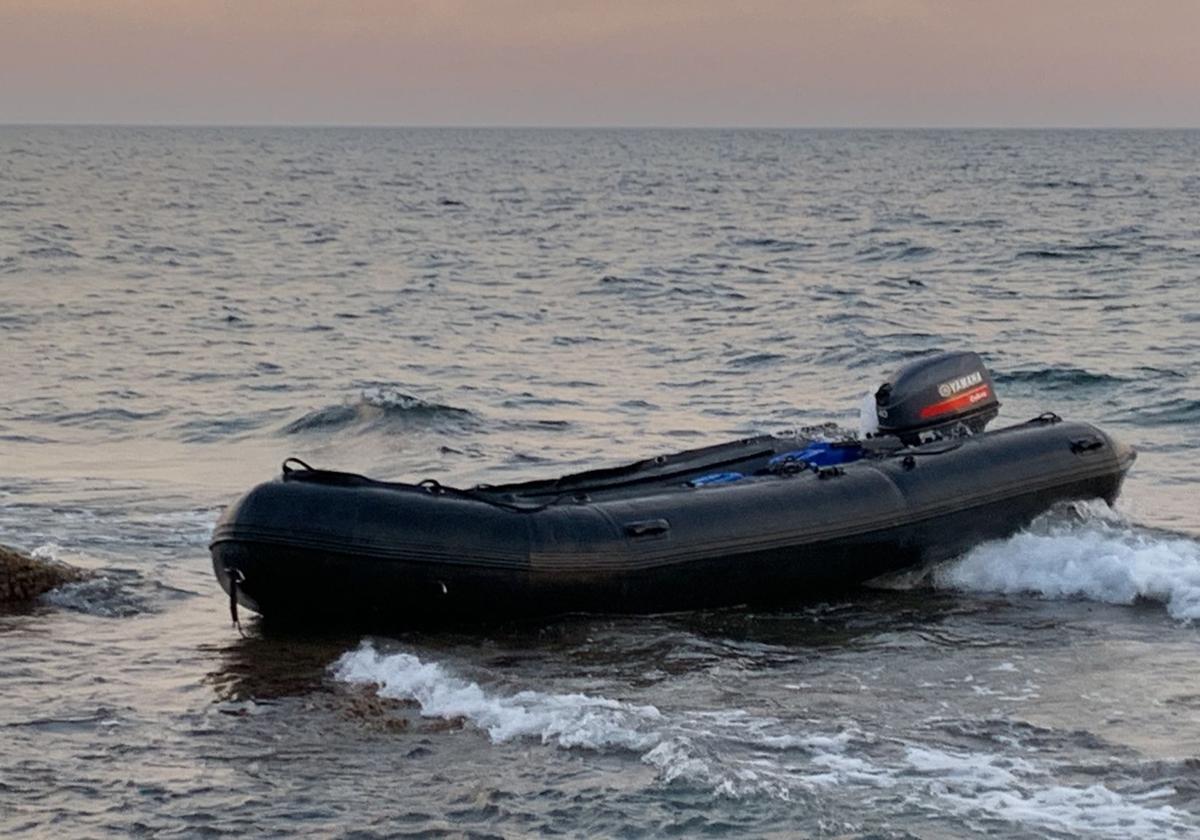 Lancha con motor fueraborda en la que viajaban los 15 migrantes encallada junto a Punta Margalla.