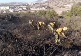 Bomberos en la zona afectada por el fuego.