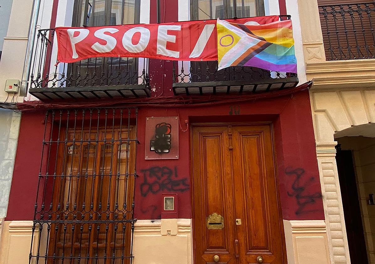 Imagen principal - Sede del PSOE de Cieza. Pintada en Los Alcázares. Casa del Pueblo de Moratalla. 