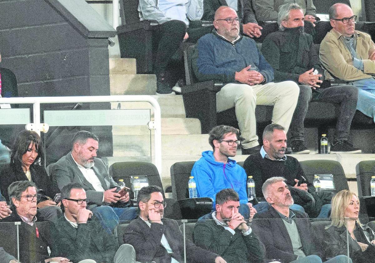 Paco Belmonte, en el centro de la primera fila del palco, en el Cartagena-Albacete del domingo.