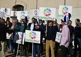 Parte de los manifestantes, frente a la Escuela de Industriales.