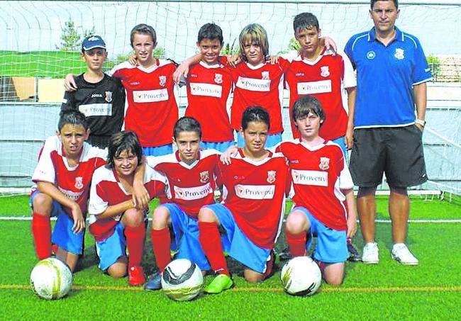 Junto a sus compañeros de la EF Torre Pacheco, donde dio sus primeros pasos antes de incorporarse en infantiles a la cantera del Villarreal.