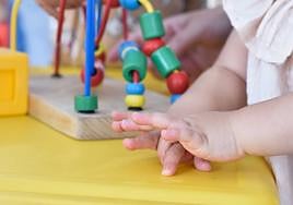 Una niña en un colegio de Murcia, en una imagen de archivo.