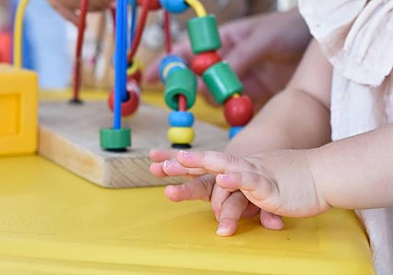 Una niña en un colegio de Murcia, en una imagen de archivo.
