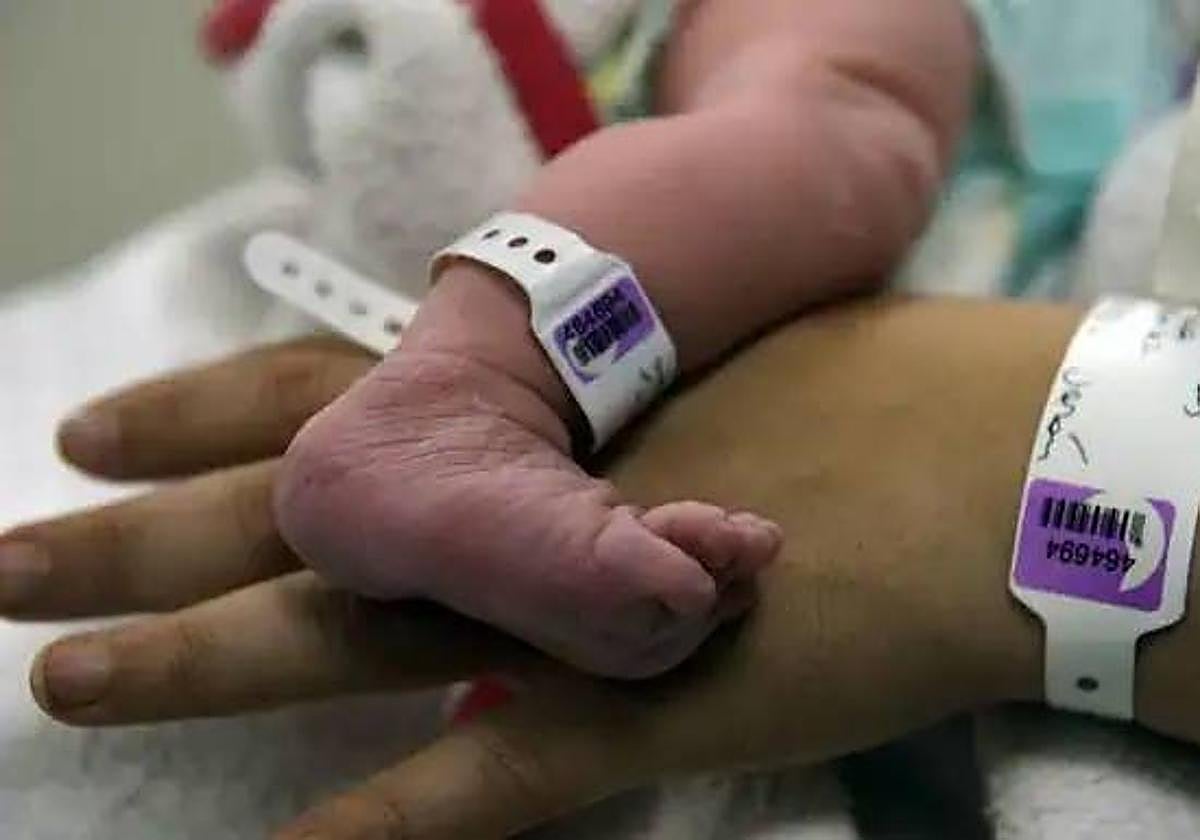 Una madre y su bebé, en el Maternal de La Arrixaca.