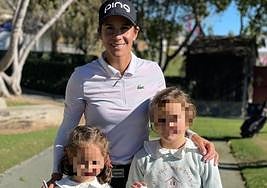 Azahara Muñoz junto a Marta y Carolina Gallardo, dos admiradoras venidas desde Córdoba para conocerla.