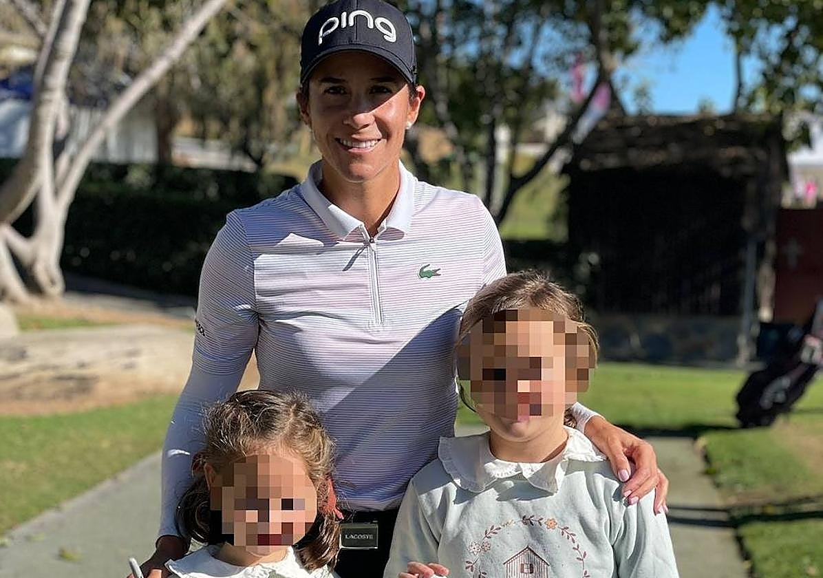 Azahara Muñoz junto a Marta y Carolina Gallardo, dos admiradoras venidas desde Córdoba para conocerla.