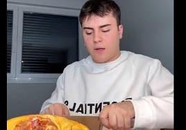 Las redes, divididas por el vídeo del chico que se 'atreve' a cortar un pollo