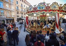 El tiovivo instalado en la plaza de Santo Domingo por las fiestas navideñas en Murcia.