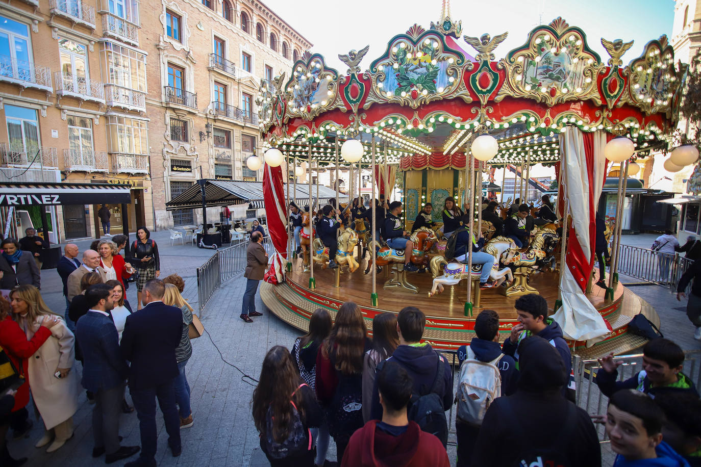 El tiovivo instalado en la plaza de Santo Domingo por las fiestas navideñas en Murcia.
