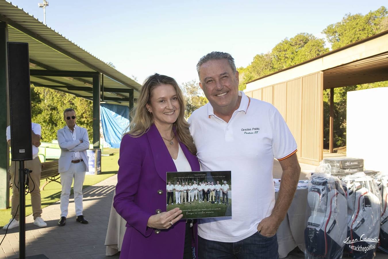 12+1. La hermana de Pablo Gómez recibió la foto recuerdo de los compañeros de partida.