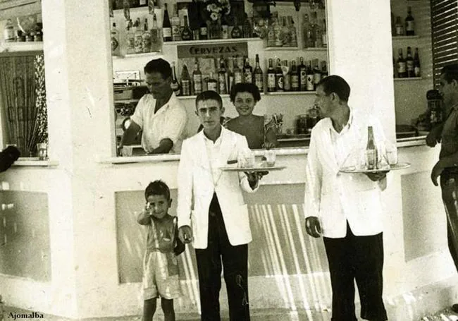 Customers of the El Tintero kiosk in the 50s of the last century.