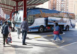 Viajeros en la estación de autobuses de Lorca, en una imagen de archivo.