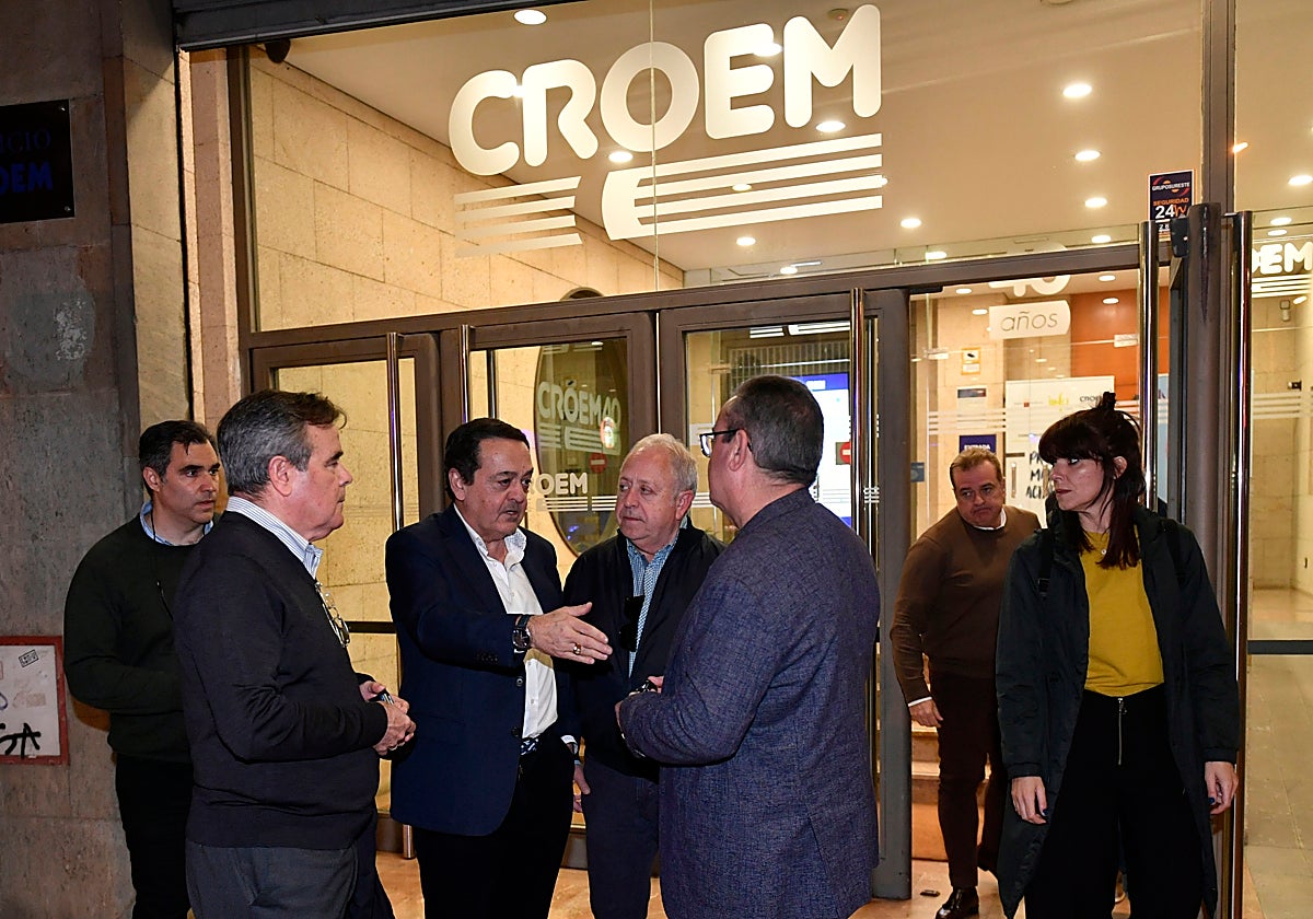 José María Albarracín (Croem), Antonio Jiménez (UGT) y Santiago Navarro (CC OO) salen de una reunión sobre el convenio de hostelería.
