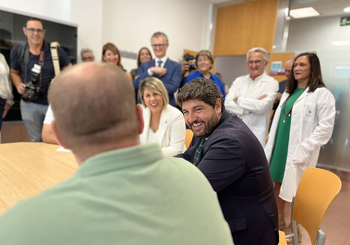 López Miras, durante su visita a la Unidad de Rehabilitación del Centro de Salud de Cartagena.
