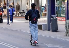 Un joven circula en patinete eléctrico por Lorca, en una imagen de archivo.