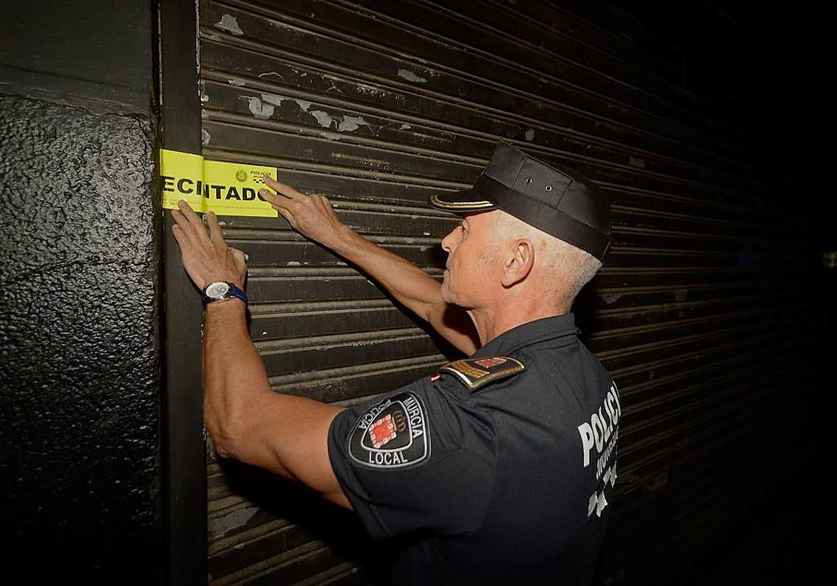 La Policía Local de Murcia precinta una sala de Murcia hace unas semanas.