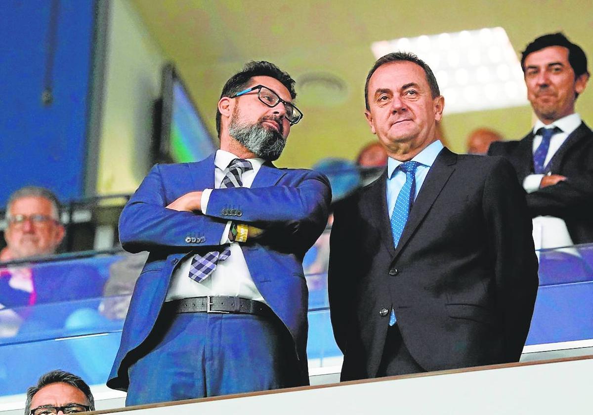 José María Muñoz, administrador del Málaga, a la derecha, junto al concejal Francisco Pomares, en un partido en La Rosaleda.