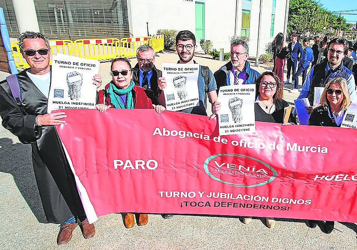 Abogados del turno de oficio, este viernes, en la Ciudad de la Justicia.