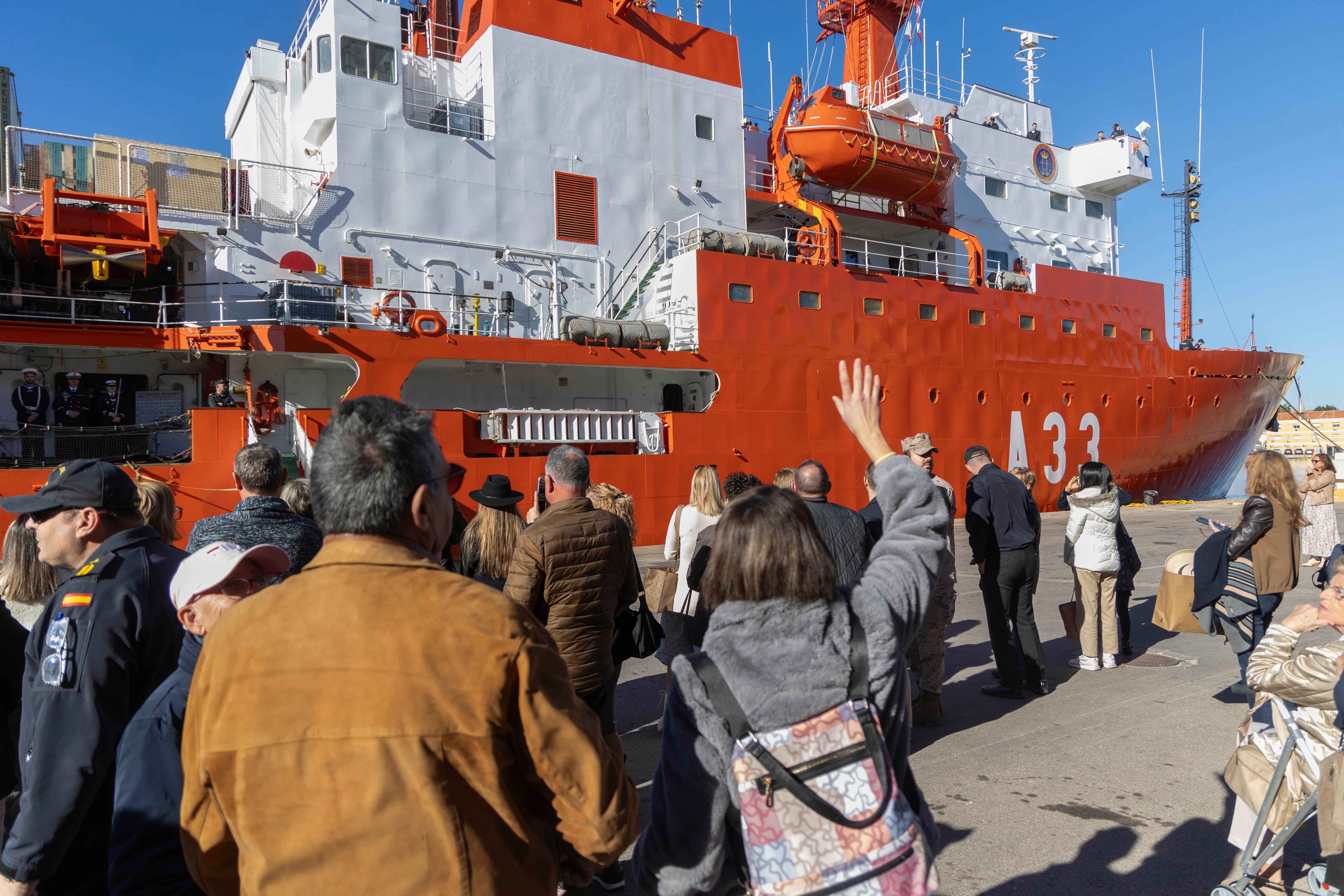 La partida del &#039;Hespérides&#039; hacia la Antártida, en imágenes