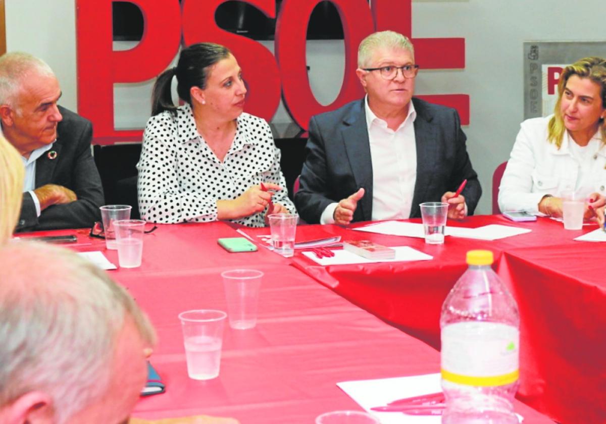 José Vélez y Sonia Almela presiden un encuentro donde el líder socialista dio su apoyo a la alcaldesa.