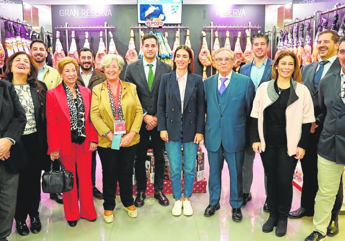 Tomás Fuertes y Juana Pérez, junto a algunos de los participantes en el congreso.