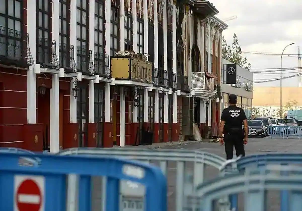 Un agente en la zona del incendio de las discotecas de Atalayas, a principios del pasado mes de octubre.