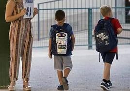 Dos niños acceden a un colegio de Murcia, en una imagen de archivo.