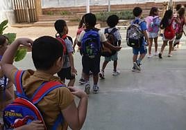 Un grupo de alumnos se dispone a entrar en clase en fila, en una imagen de archivo.