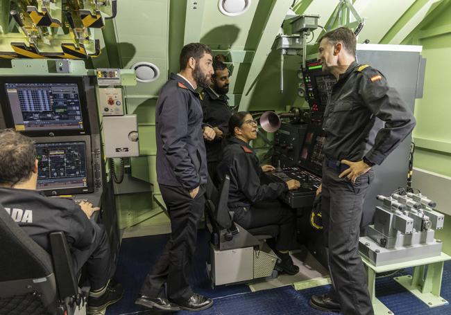 Manuel Corral, en uno de los simuladores de los S-80 para el adiestramiento de personal, en la Base de Submarinos de la Armada.