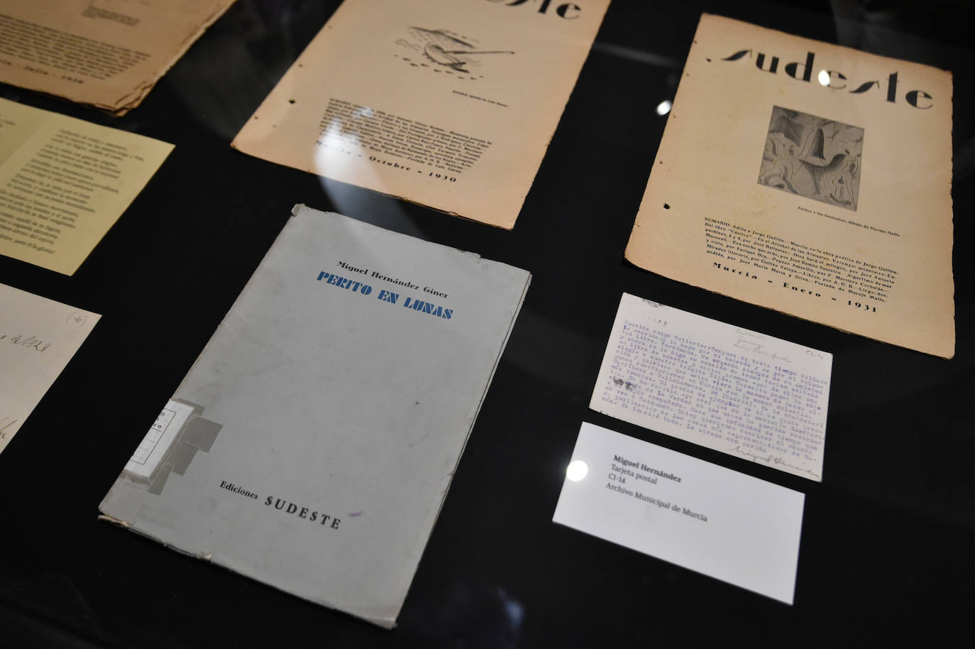 La visita guiada a la exposición del centenario del Suplemento Literario, en imágenes