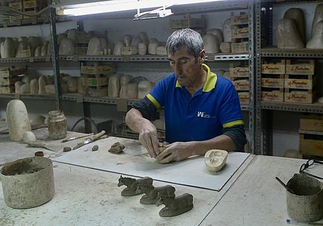 El artesano José Griñán elabora con arcilla una figura de belén en su nave de Puente Tocinos.