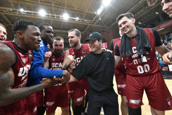 Los jugadores del UCAM CB celebran la victoria ante el Joventut junto a Carlos Alcaraz, que acudió al Palacio a ver el partido.