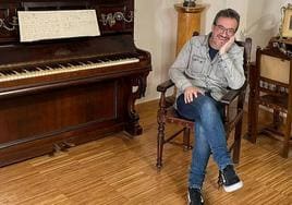 Roque Baños, fotografiado junto al piano del maestro Julián Santos, en la Casa de la Música y Legado de las Artes de Jumilla.