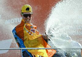 Fermín Aldeguer celebra en lo alto del podio del circuito Ricardo Tormo, este domingo.