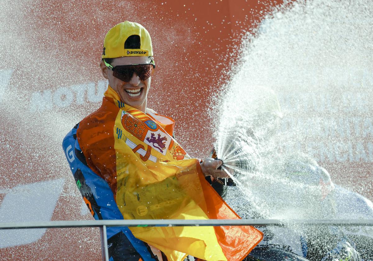 Fermín Aldeguer celebra en lo alto del podio del circuito Ricardo Tormo, este domingo.