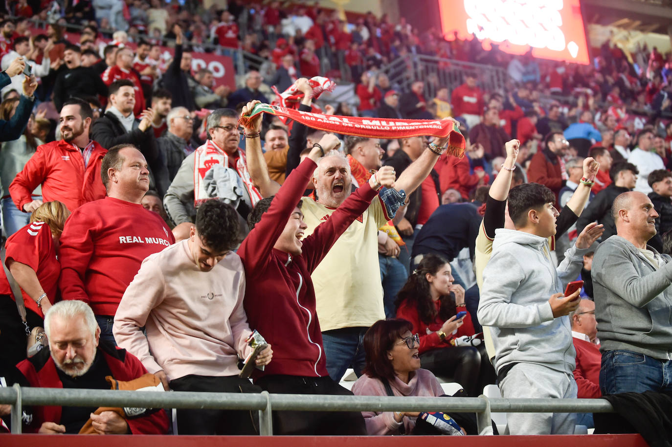 La derrota del Real Murcia frente al Málaga, en imágenes