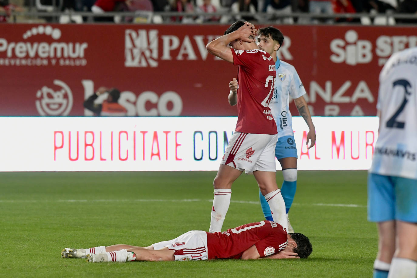 La derrota del Real Murcia frente al Málaga, en imágenes