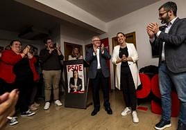 Sonia Almela, entre José Vélez y Francisco Lucas, en la sede del PSOE en Ceutí.