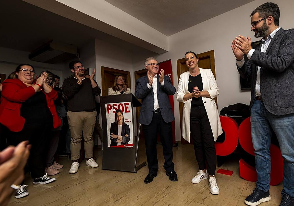 Sonia Almela, entre José Vélez y Francisco Lucas, en la sede del PSOE en Ceutí.