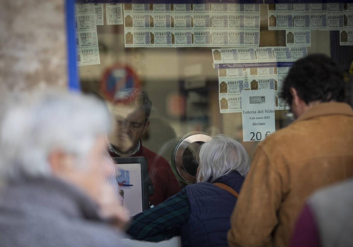 Colas para adquirir décimos de la LOtería del Niño