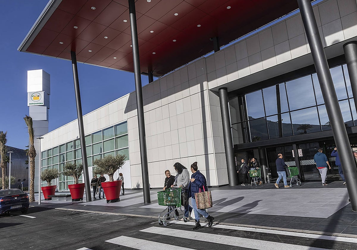 Clientes entrando y saliendo de Mercadona, en La Rambla Shopping.