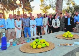 La delegación europea y representantes del sector de fragancias, con miembros de Ailimpo, en Murcia.
