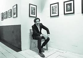 Pepe Jara, fotografiado junto a su exposición en Loft 113.