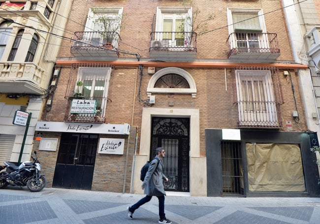 Un joven pasa junto a la vivienda, datada en 1856, de la calle Andrés Baquero.