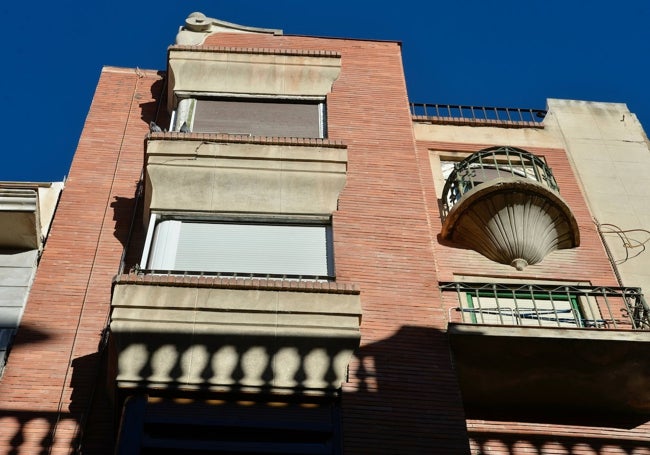 Voladizo y balconcillo en el bloque del número 11 de Andrés Baquero.